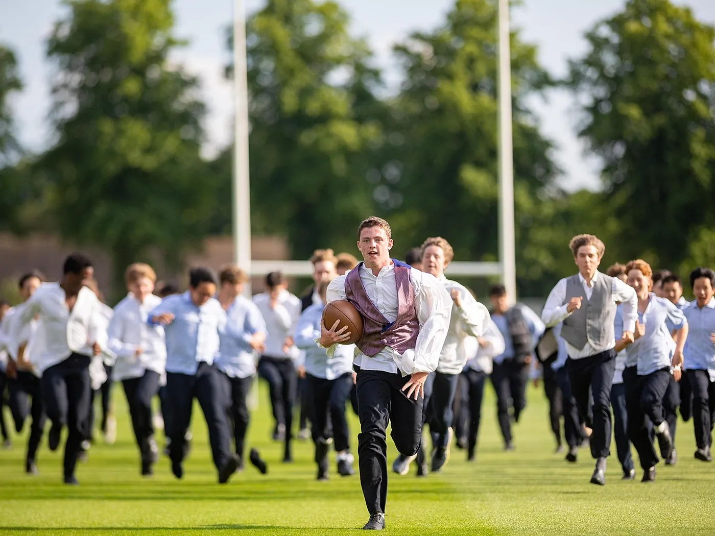Ученики Rugby School воссоздают первый матч по регби 1850 года на поле The Close