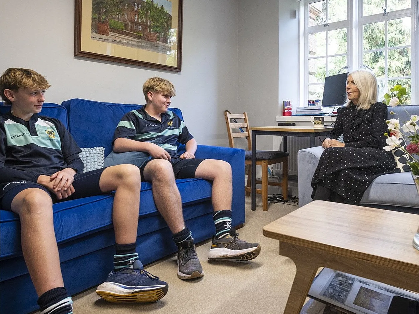 Матрона пансиона Rugby School беседует с учениками